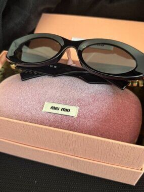 Viral Miu Miu Black Cat-Eye Sunglasses